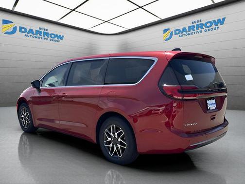 Red Hot Pearlcoat 2027 Chrysler Pacifica Limited