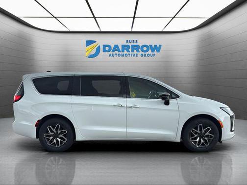 Bright White Clearcoat 2027 Chrysler Pacifica Limited
