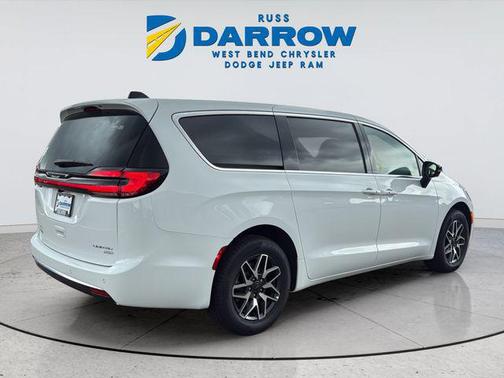 Bright White Clearcoat 2027 Chrysler Pacifica Limited
