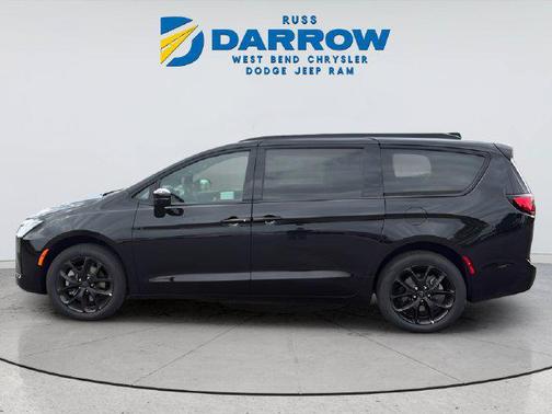 Diamond Black Crystal Pearlcoat 2027 Chrysler Pacifica Limited