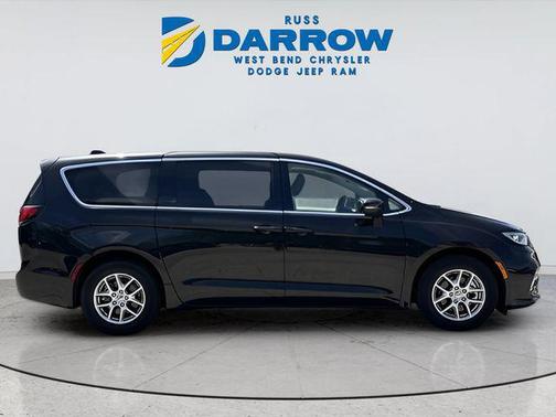 Brilliant Black Crystal Pearlcoat 2023 Chrysler Pacifica Touring L
