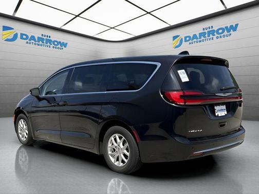 Brilliant Black Crystal Pearlcoat 2023 Chrysler Pacifica Touring L