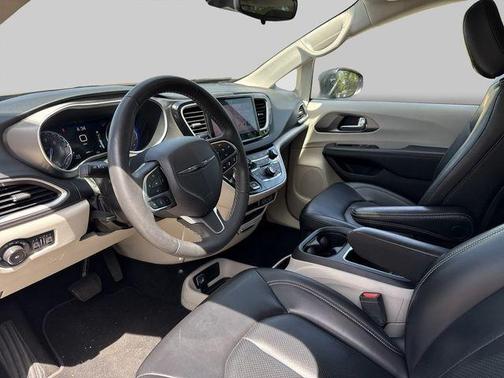 Brilliant Black Crystal Pearlcoat 2023 Chrysler Pacifica Touring L