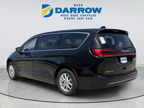 Brilliant Black Crystal Pearlcoat 2023 Chrysler Pacifica Touring L