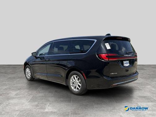Brilliant Black Crystal Pearlcoat 2023 Chrysler Pacifica Touring L