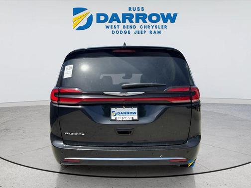 Brilliant Black Crystal Pearlcoat 2023 Chrysler Pacifica Touring L