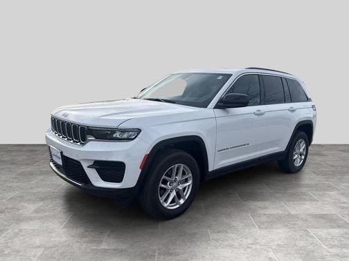 Bright White Clearcoat 2025 Jeep Grand Cherokee Laredo