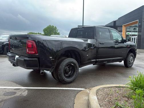 Diamond Black Crystal Pearlcoat 2026 RAM 3500 Laramie Crew Cab 4x4 8' Box