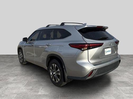 Celestial Silver Metallic 2022 Toyota Highlander XLE