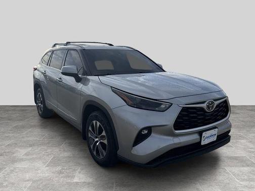 Celestial Silver Metallic 2022 Toyota Highlander XLE