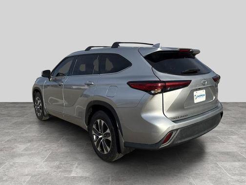 Celestial Silver Metallic 2022 Toyota Highlander XLE