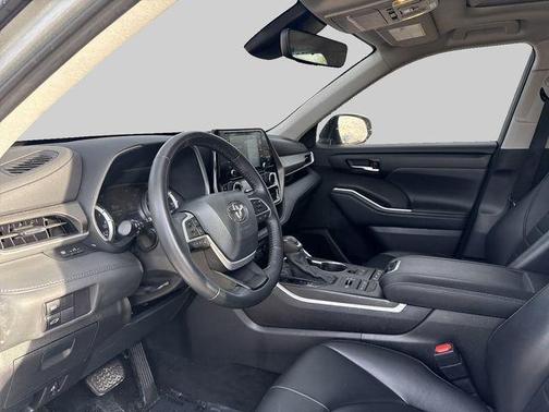 Celestial Silver Metallic 2022 Toyota Highlander XLE