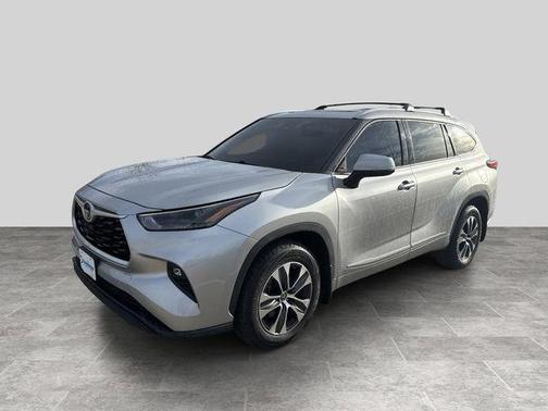 Celestial Silver Metallic 2022 Toyota Highlander XLE
