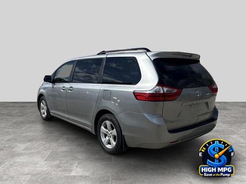 Silver Sky Metallic 2017 Toyota Sienna SE