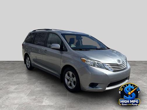 Silver Sky Metallic 2017 Toyota Sienna SE