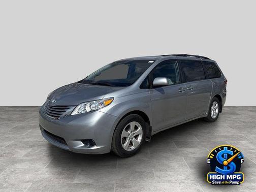 Silver Sky Metallic 2017 Toyota Sienna SE