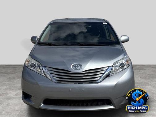 Silver Sky Metallic 2017 Toyota Sienna SE