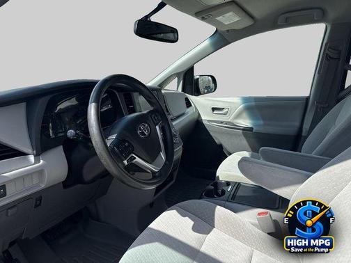 Silver Sky Metallic 2017 Toyota Sienna SE