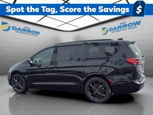 Diamond Black Crystal Pearlcoat 2026 Chrysler Pacifica Limited
