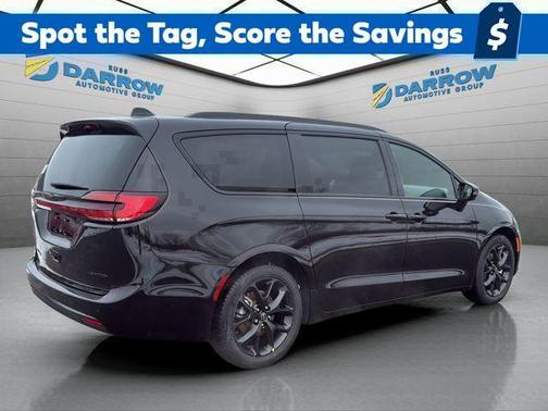 Diamond Black Crystal Pearlcoat 2026 Chrysler Pacifica Limited