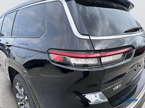 Diamond Black Crystal Pearlcoat 2023 Jeep Grand Cherokee L Overland
