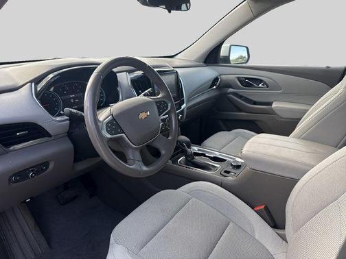 Silver Ice Metallic 2021 Chevrolet Traverse LT Cloth