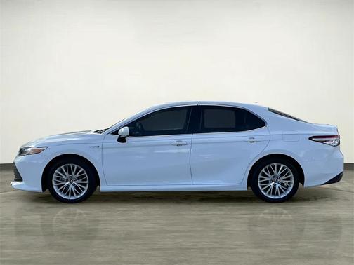 2020 Toyota Camry Hybrid XLE