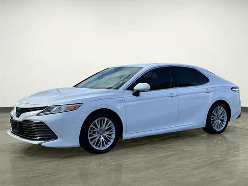 2020 Toyota Camry Hybrid XLE