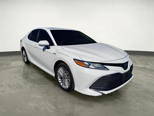 2020 Toyota Camry Hybrid XLE