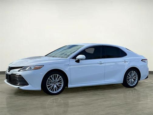 2020 Toyota Camry Hybrid XLE