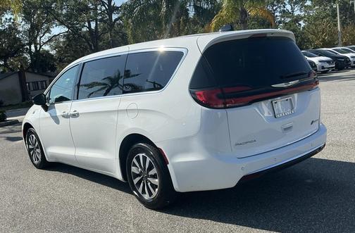 2024 Chrysler Pacifica Hybrid Select