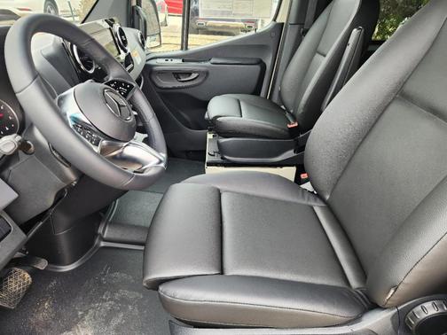 2025 Mercedes-Benz Sprinter 2500 144 WB Standard Roof Passenger