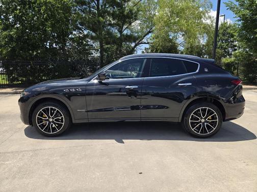 Nero Ribelle Metallic 2021 Maserati Levante GranLusso