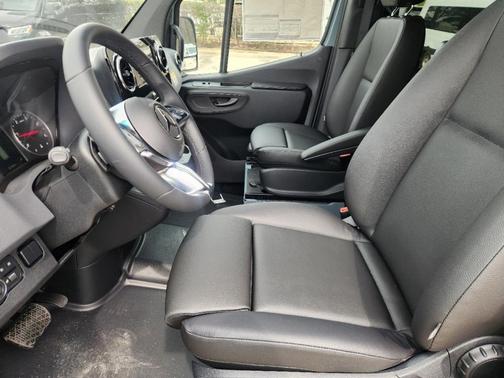 2025 Mercedes-Benz Sprinter 2500 144 WB Standard Roof Passenger