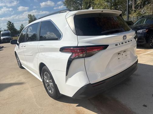2022 Toyota Sienna LE