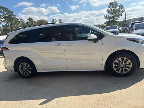 2022 Toyota Sienna LE