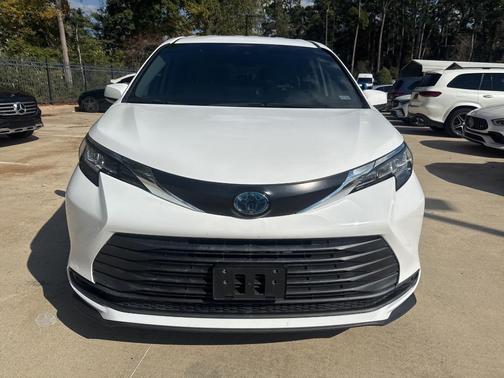 2022 Toyota Sienna LE