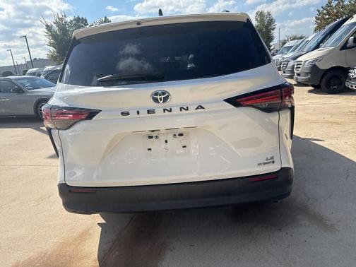 2022 Toyota Sienna LE