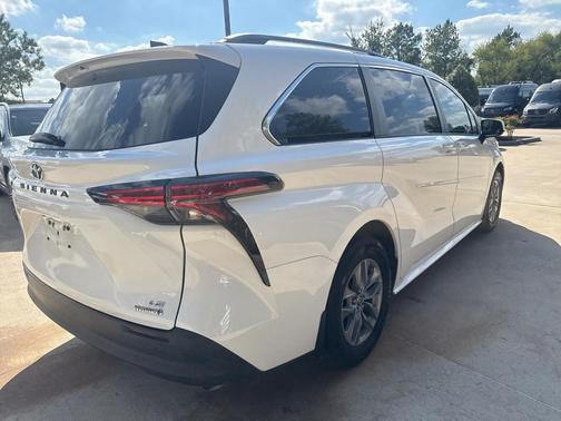 2022 Toyota Sienna LE