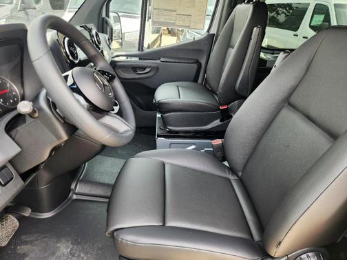 2025 Mercedes-Benz Sprinter 2500 144 WB Standard Roof Passenger