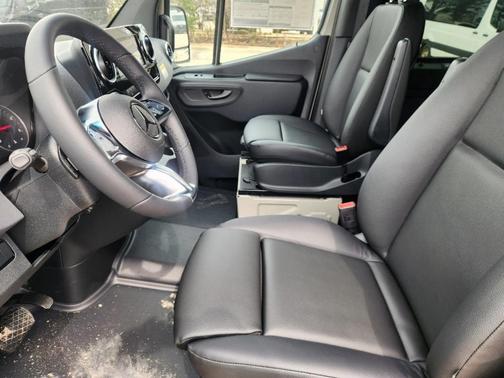 2025 Mercedes-Benz Sprinter 2500 144 WB Standard Roof Passenger