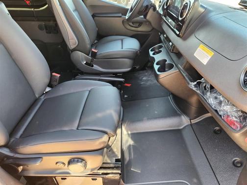 2025 Mercedes-Benz Sprinter 2500 144 WB Standard Roof Passenger