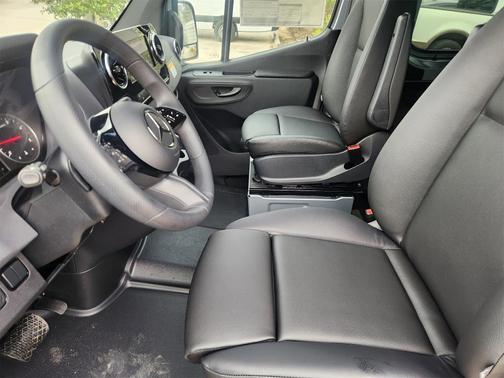 2025 Mercedes-Benz Sprinter 2500 144 WB Standard Roof Passenger
