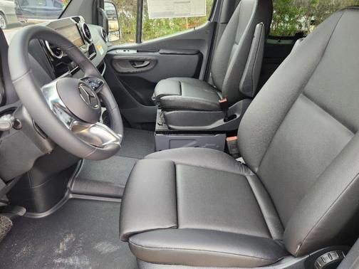 2025 Mercedes-Benz Sprinter 2500 144 WB Standard Roof Passenger