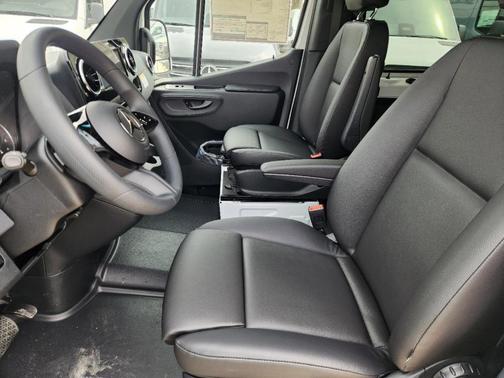 2025 Mercedes-Benz Sprinter 2500 144 WB Standard Roof Passenger