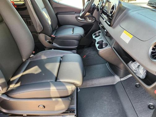 2025 Mercedes-Benz Sprinter 2500 144 WB Standard Roof Passenger