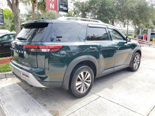 2022 Nissan Pathfinder SL