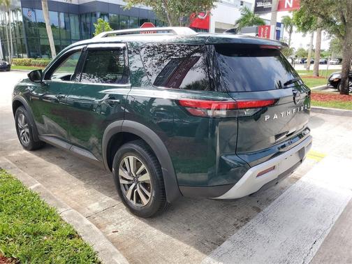 2022 Nissan Pathfinder SL