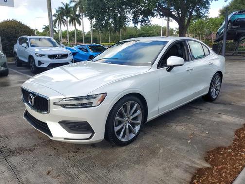 Crystal White Pearl 2019 Volvo S60 T5 Momentum