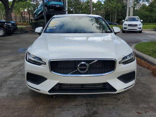Crystal White Pearl 2019 Volvo S60 T5 Momentum